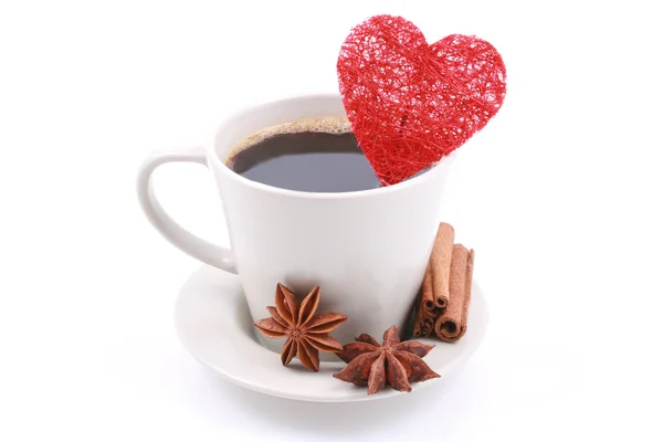 Φλιτζάνι Καφέ Μπαχαρικά Και Κόκκινη Καρδιά Που Απομονώνονται Λευκό — Φωτογραφία Αρχείου