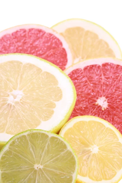 特写镜头的新鲜柑橘水果切片上白色隔离 — 图库照片