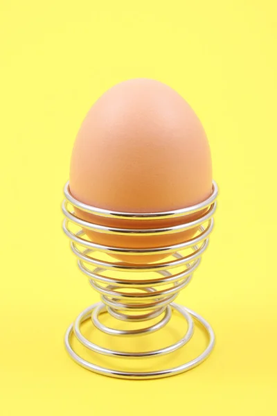 Primeros Planos Huevo Sobre Fondo Amarillo —  Fotos de Stock