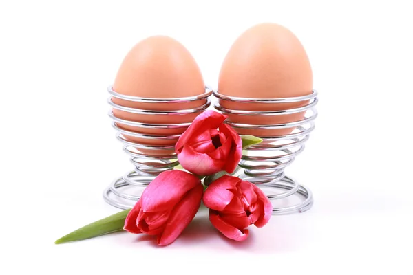 Nahaufnahmen Von Zwei Eiern Und Rosa Tulpen Isoliert Auf Weiß — Stockfoto