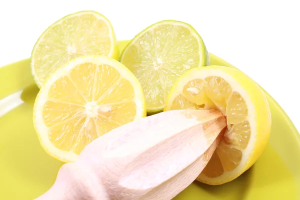 Placa Verde Com Limão Limão Limão Espremedor Frutas Cítricas Madeira — Fotografia de Stock