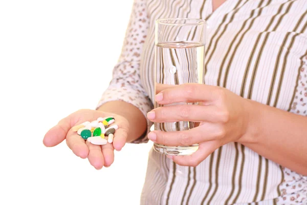 Frau Mit Vielen Pillen Und Glas Wasser Isoliert Auf Weiß — Stockfoto