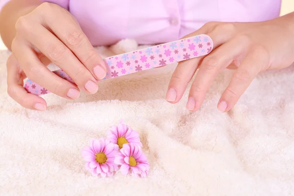 Mooie Handen Met Roze Bloem Schoonheidsbehandeling — Stockfoto