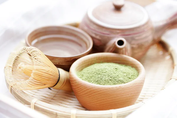 Yeşil Toz Çay Ile Bambu Çırpma Teli Çay Saati — Stok fotoğraf