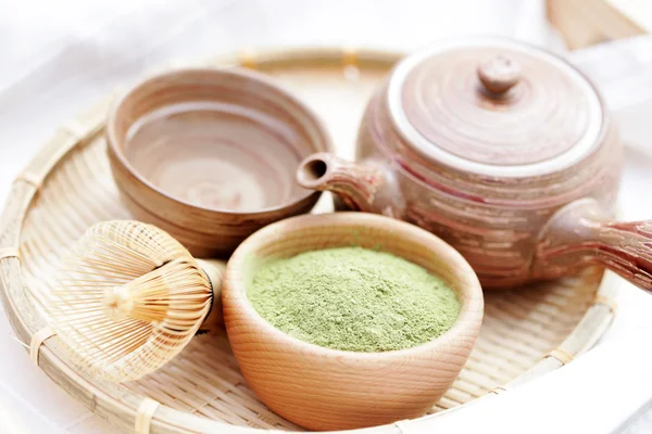 Yeşil Toz Çay Ile Bambu Çırpma Teli Çay Saati — Stok fotoğraf