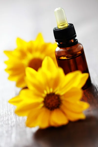 Μπουκάλι Λάδι Αιθέριο Λουλούδι Κίτρινα Λουλούδια Περιποίηση Ομορφιάς — Φωτογραφία Αρχείου