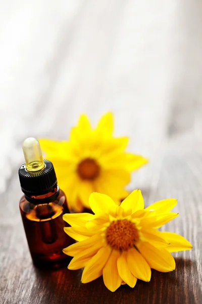 Fles Van Bloem Etherische Olie Met Gele Bloemen Schoonheidsbehandeling — Stockfoto