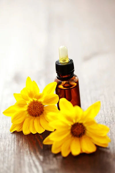 Flasche Ätherisches Blütenöl Mit Gelben Blüten Schönheitsbehandlung — Stockfoto