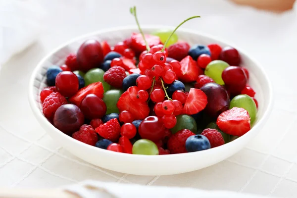 なベリーの果実 ボウル果物と野菜 — ストック写真