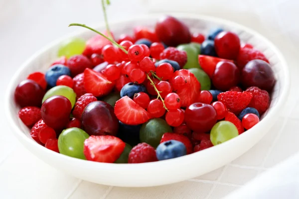 Kom Van Verschillende Bessen Vruchten Fruit Groenten — Stockfoto