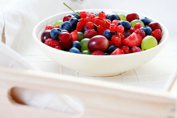 なベリーの果実 ボウル果物と野菜 — ストック写真