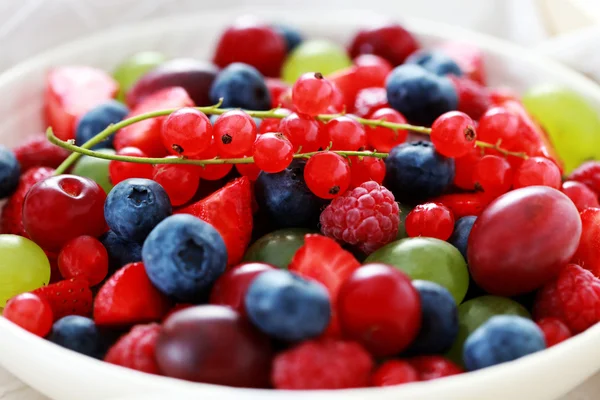 Kom Van Verschillende Bessen Vruchten Fruit Groenten — Stockfoto