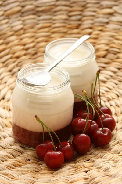 Due Bicchieri Yogurt Con Ciliegia Colazione Deliziosa — Foto Stock