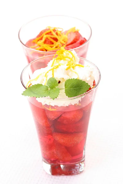 两个眼镜的草莓果冻 美味甜点 — 图库照片