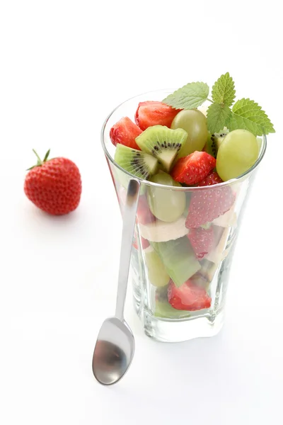 Deliciosa Salada Frutada Vidro Fundo Branco — Fotografia de Stock