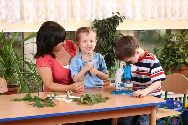 Biologiestunde Kindergarten Lehrerin Und Zwei Jungen — Stockfoto