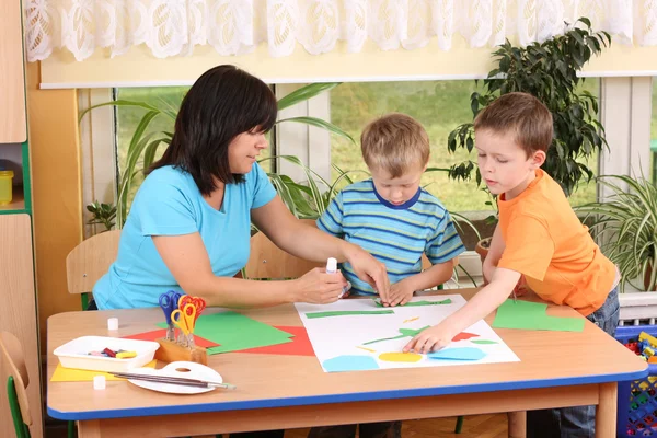 Lärare Och Två Förskolebarn Att Göra Några Dekoration — Stockfoto