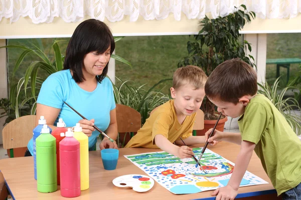 Insegnante Due Bambini Età Prescolare Pittura Colorata Educazione — Foto Stock