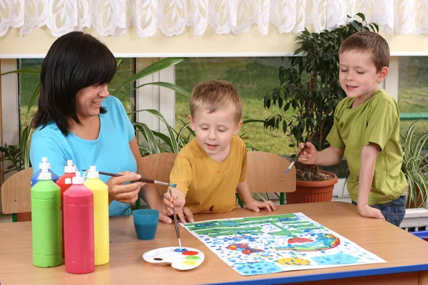 Profesor Dos Niños Edad Preescolar Pintura Colorida Educación —  Fotos de Stock