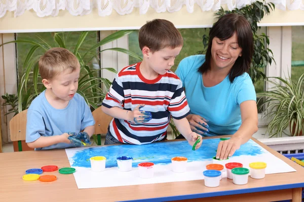 Profesor Dos Niños Edad Preescolar Pintura Con Los Dedos Educación — Foto de Stock