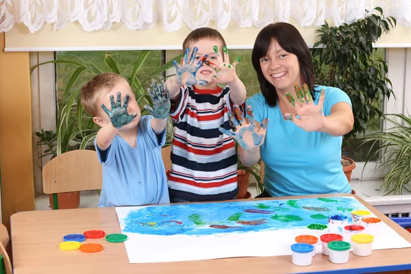 Förskolebarn och fingerfärg — Stockfoto
