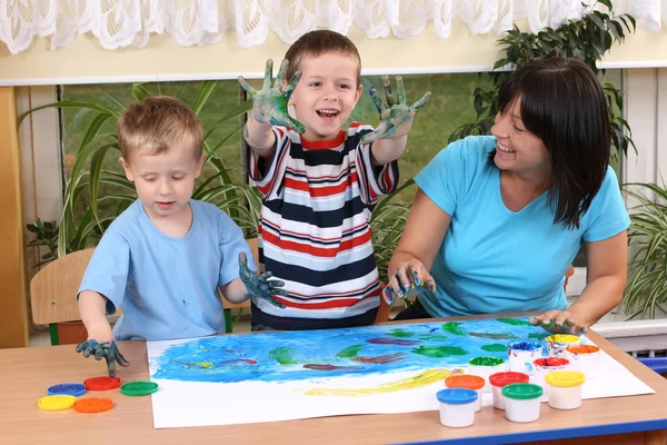 Profesor Dos Niños Edad Preescolar Pintura Con Los Dedos Educación —  Fotos de Stock