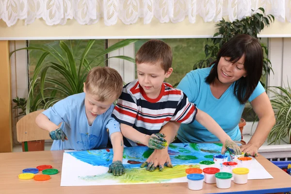 Przedszkolaki i malowanie palcami — Zdjęcie stockowe