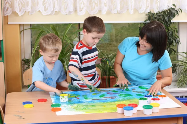 Przedszkolaki i malowanie palcami — Zdjęcie stockowe