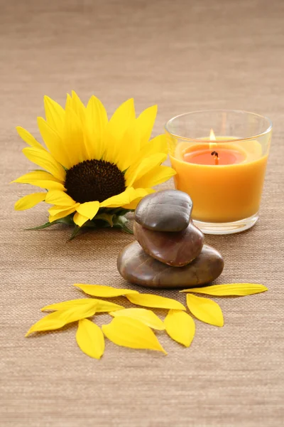 Schöner Sonnenblumenstapel Aus Kieselsteinen Und Kerzen — Stockfoto