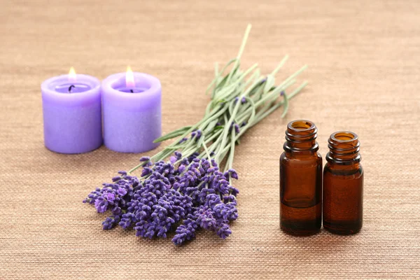 Färsk Lavendel Blommor Och Flaska Olja — Stockfoto