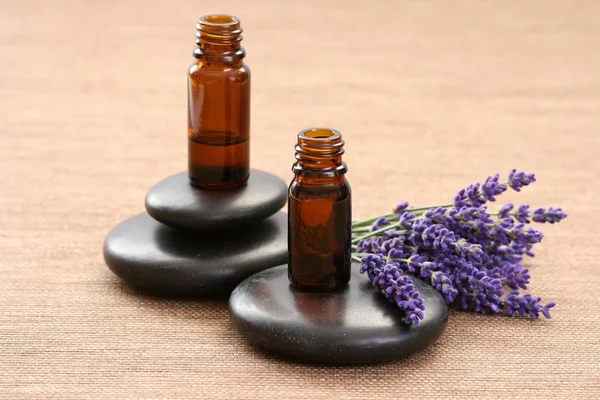 Lavendelblüte Schwarze Kiesel Und Lavendelöl Wellness Behandlung — Stockfoto