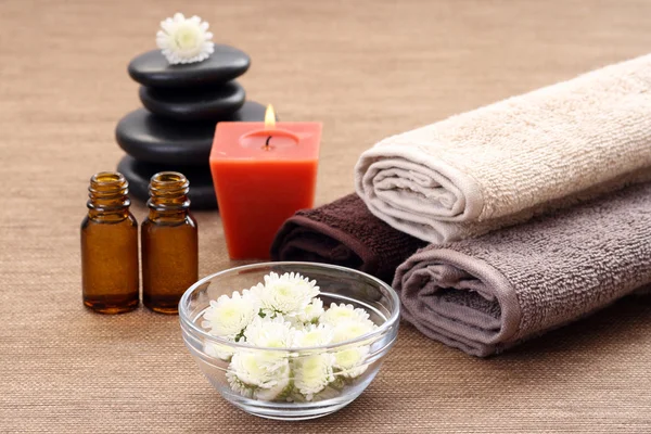 Essential Oils Bowl Flowers Towels Body Care — Stock Photo, Image