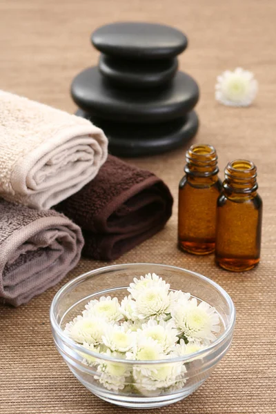 香精油碗的鲜花和毛巾 身体护理 — 图库照片