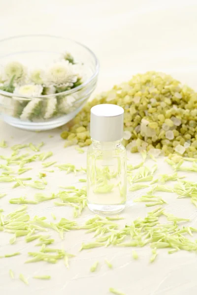 芳香油白花和沐浴盐 — 图库照片
