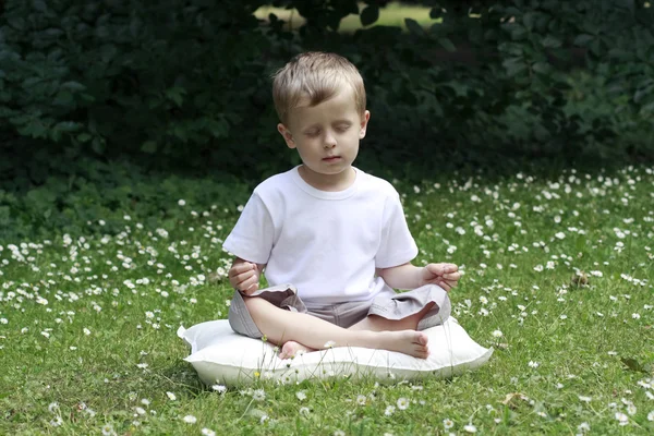 Yaşında Çocuğu Açık Meditasyon — Stok fotoğraf