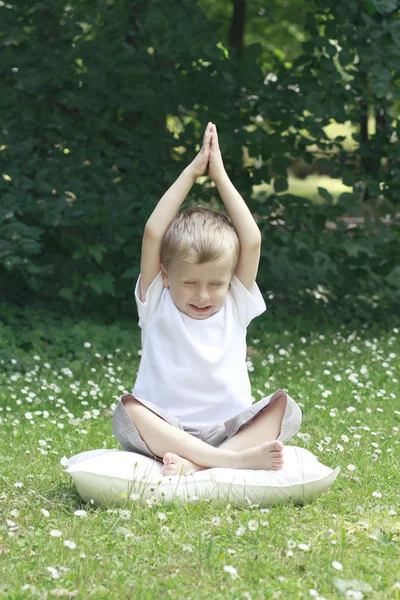 Çocuk ve joga — Stok fotoğraf