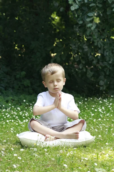Años Niño Meditando Aire Libre —  Fotos de Stock