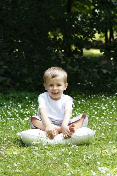 歳の男の子の屋外瞑想 — ストック写真
