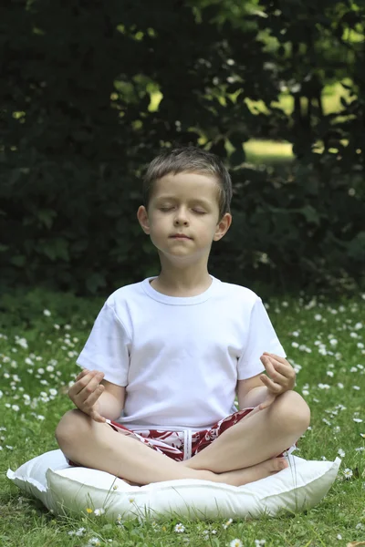 Skolpojke och joga — Stockfoto