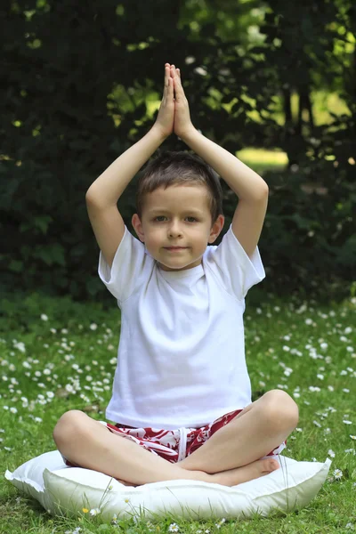 Éves Fiú Meditál Szabadtéri — Stock Fotó