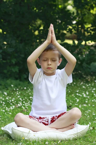 Skolpojke och joga — Stockfoto