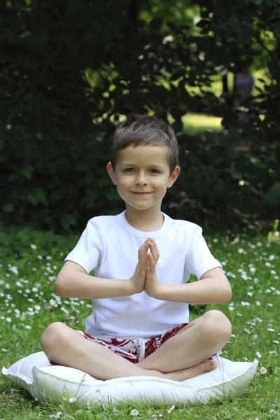 Yaşında Çocuk Açık Meditasyon — Stok fotoğraf