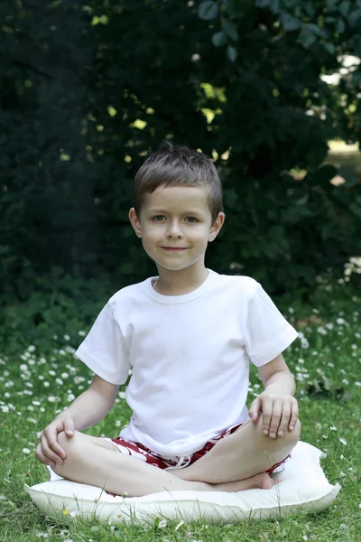 Chlapec Let Meditoval Venkovní — Stock fotografie