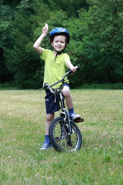 Preescolar y bicicleta — Foto de Stock