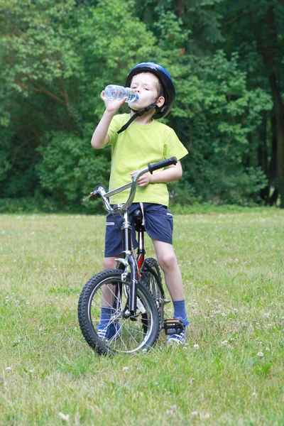 未就学児とバイク — ストック写真