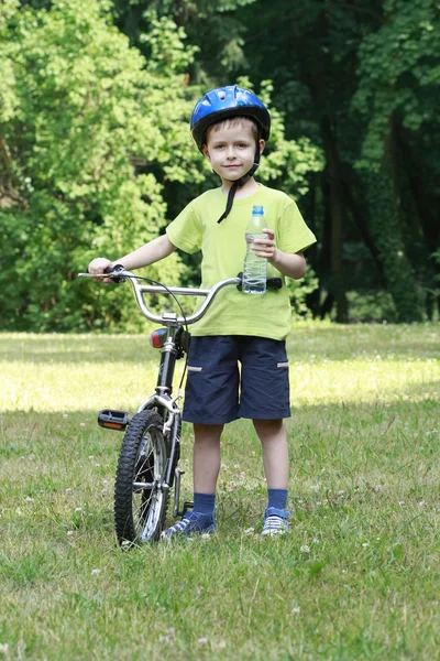 Förskolebarn och cykel — Stockfoto