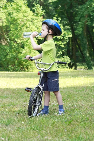 Anos Idade Menino Com Bicicleta Garrafa Água — Fotografia de Stock