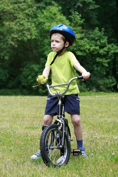 Pré-escolar e bicicleta — Fotografia de Stock
