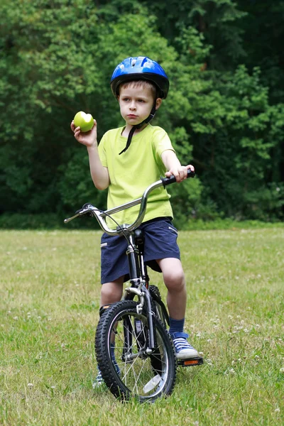 岁男孩用自行车和绿苹果 — 图库照片