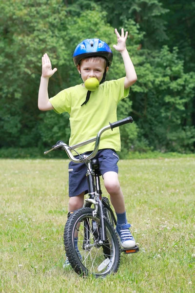 Jähriger Junge Mit Fahrrad Und Grünem Apfel — Stockfoto